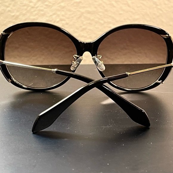 Gorgeous VIVIENNE WESTWOOD Black Sunglasses w/ORB #VW1530S Extra Case - Picture 4 of 15